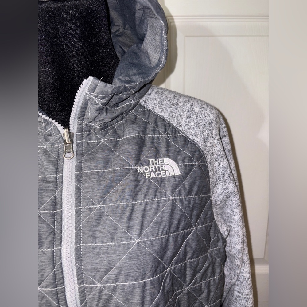The North Face Charcoal Boys Jacket - Picture 2 of 4